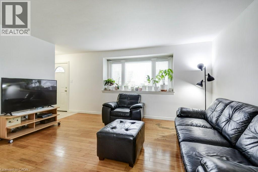 624 Brighton Avenue, Hamilton, ON - Indoor Photo Showing Living Room