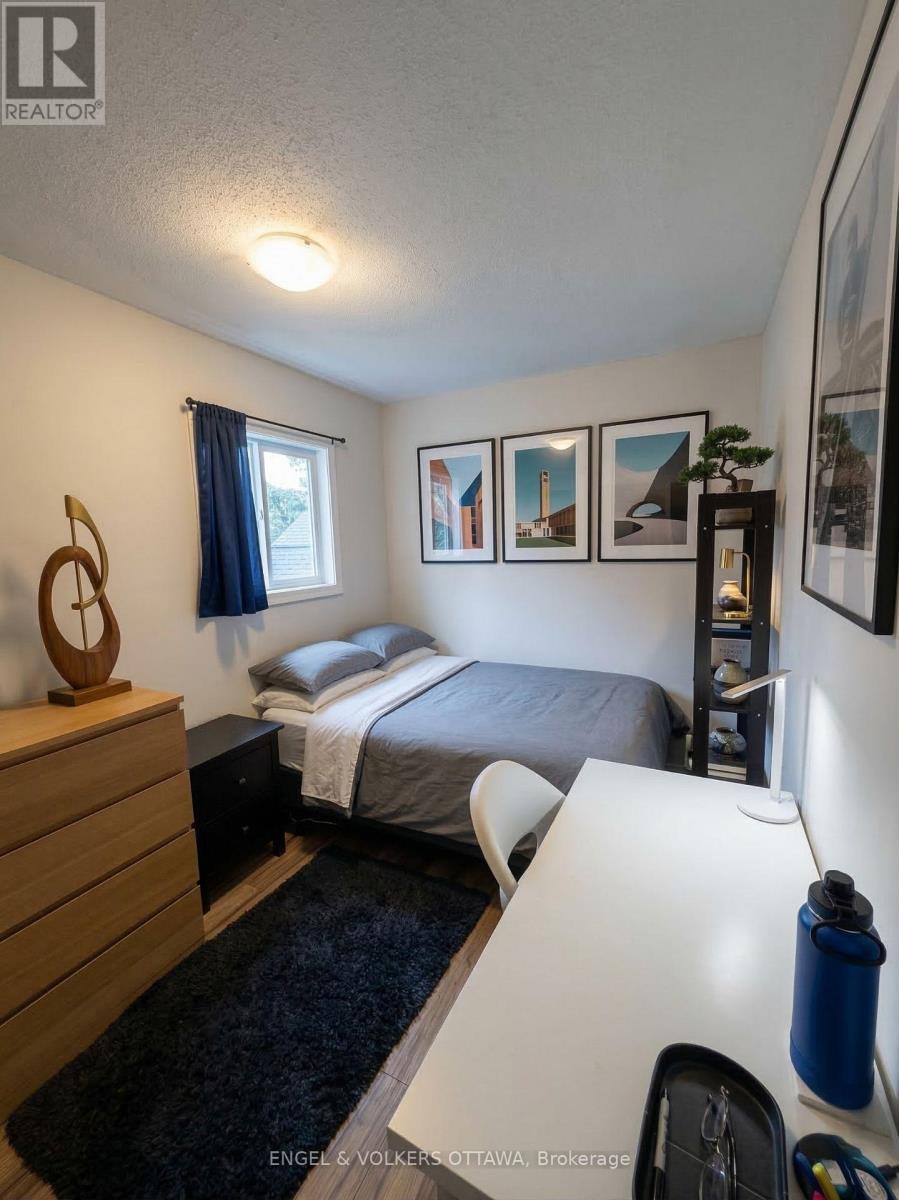 330 Fifth Avenue, Ottawa, ON - Indoor Photo Showing Bedroom