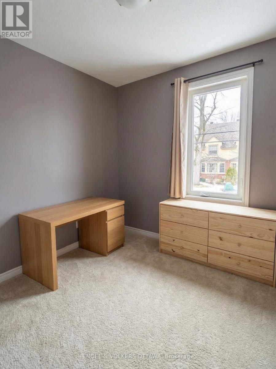 330 Fifth Avenue, Ottawa, ON - Indoor