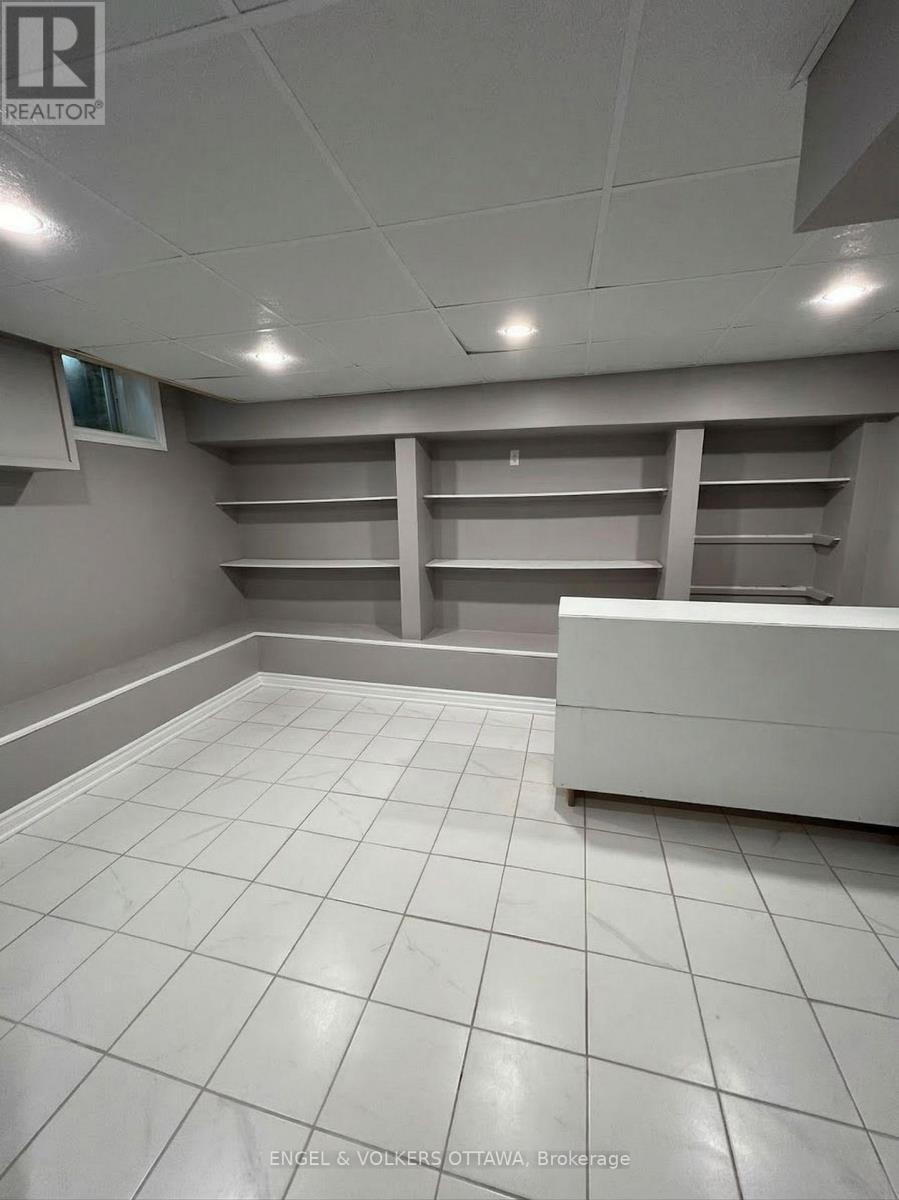 330 Fifth Avenue, Ottawa, ON - Indoor