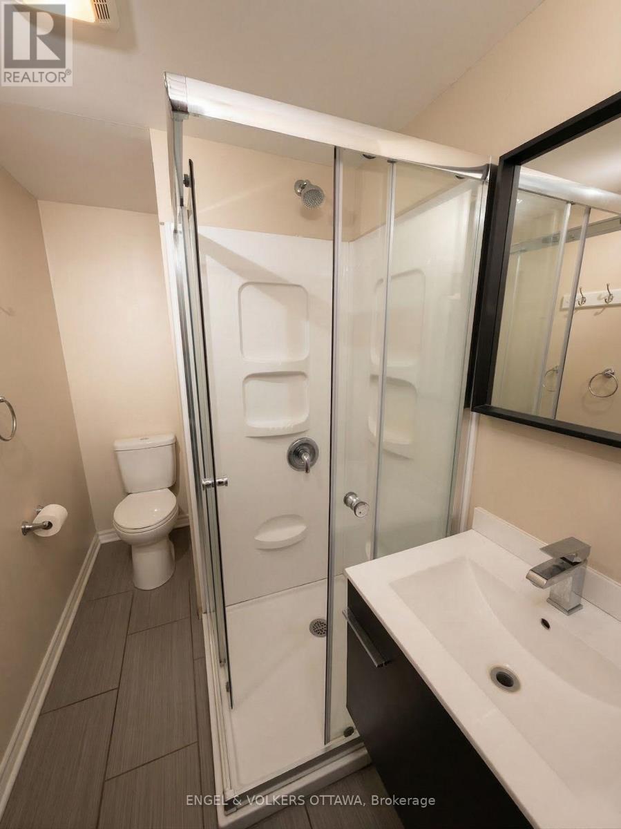 330 Fifth Avenue, Ottawa, ON - Indoor Photo Showing Bathroom