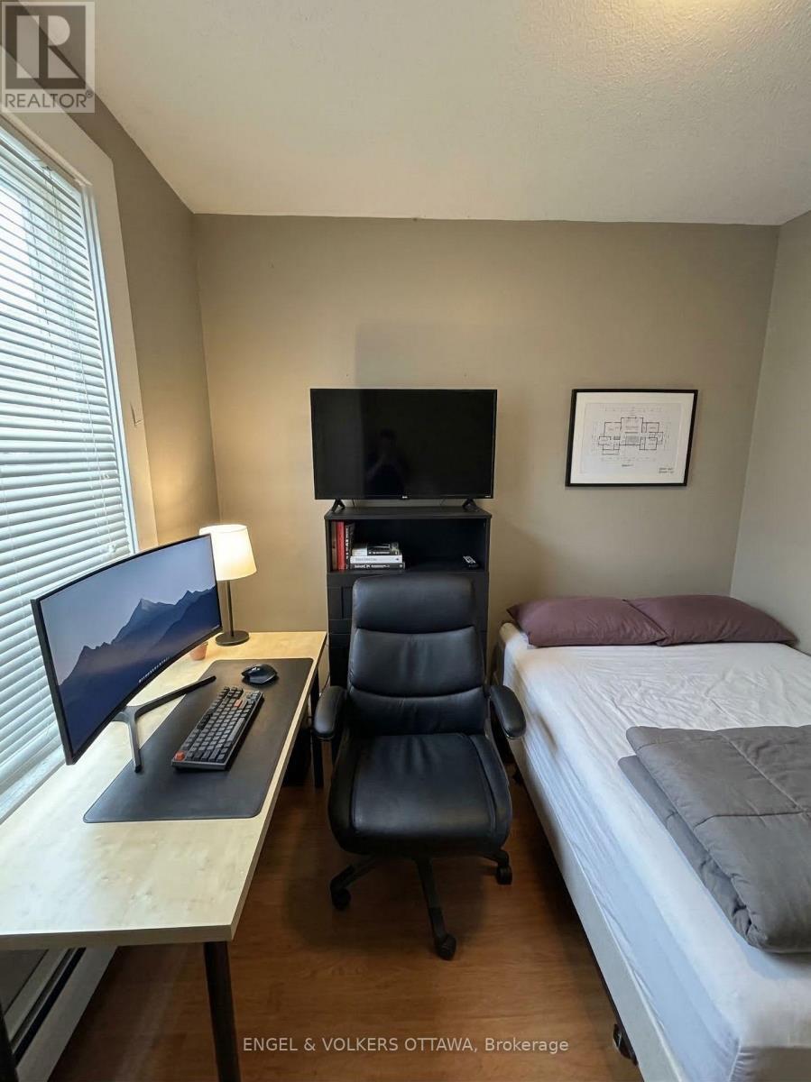 330 Fifth Avenue, Ottawa, ON - Indoor Photo Showing Other Room