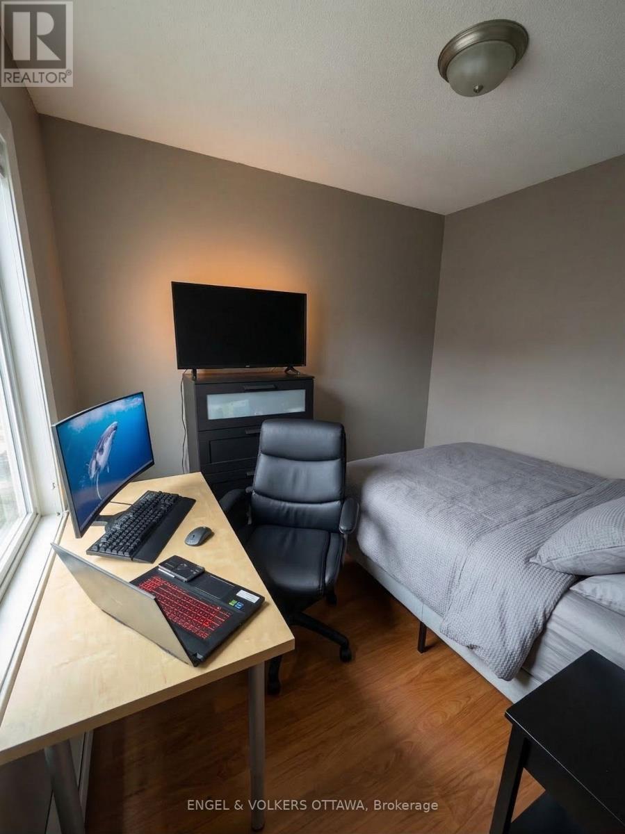 330 Fifth Avenue, Ottawa, ON - Indoor Photo Showing Bedroom