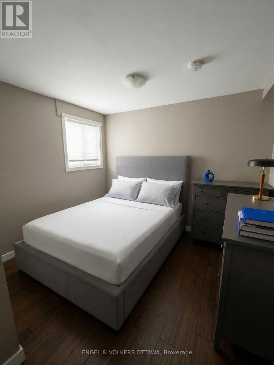 330 Fifth Avenue, Ottawa, ON - Indoor Photo Showing Bedroom
