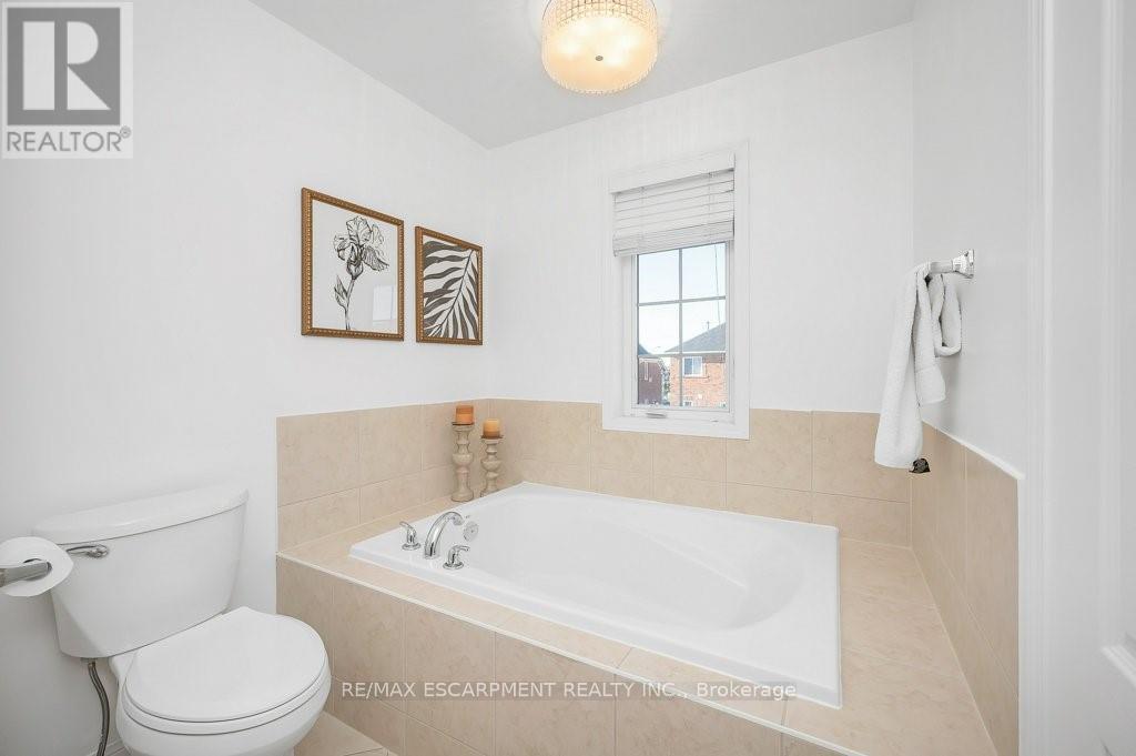3140 Edgar Avenue, Burlington, ON - Indoor Photo Showing Bathroom