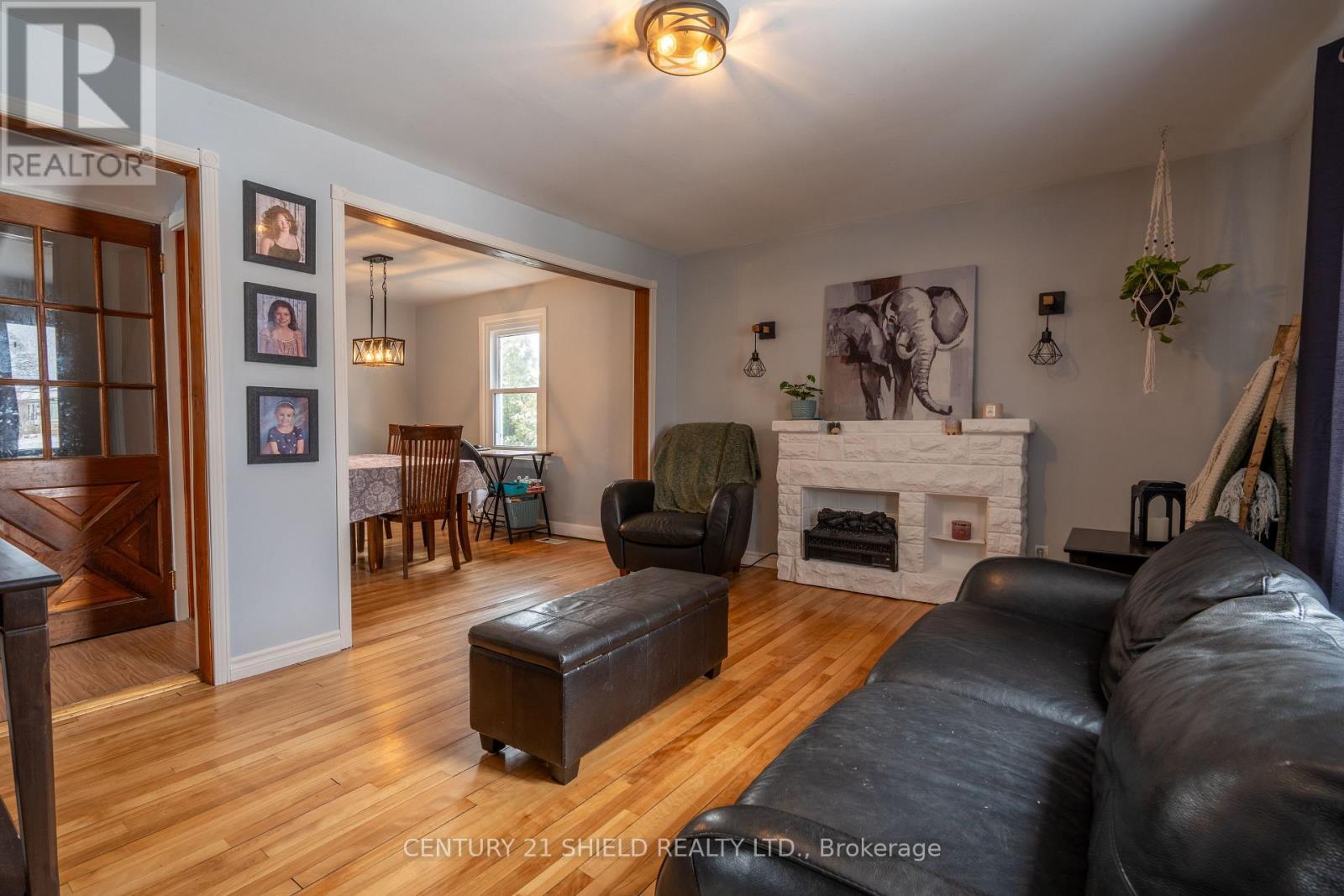 1005 Third Street E, Cornwall, ON - Indoor Photo Showing Living Room With Fireplace