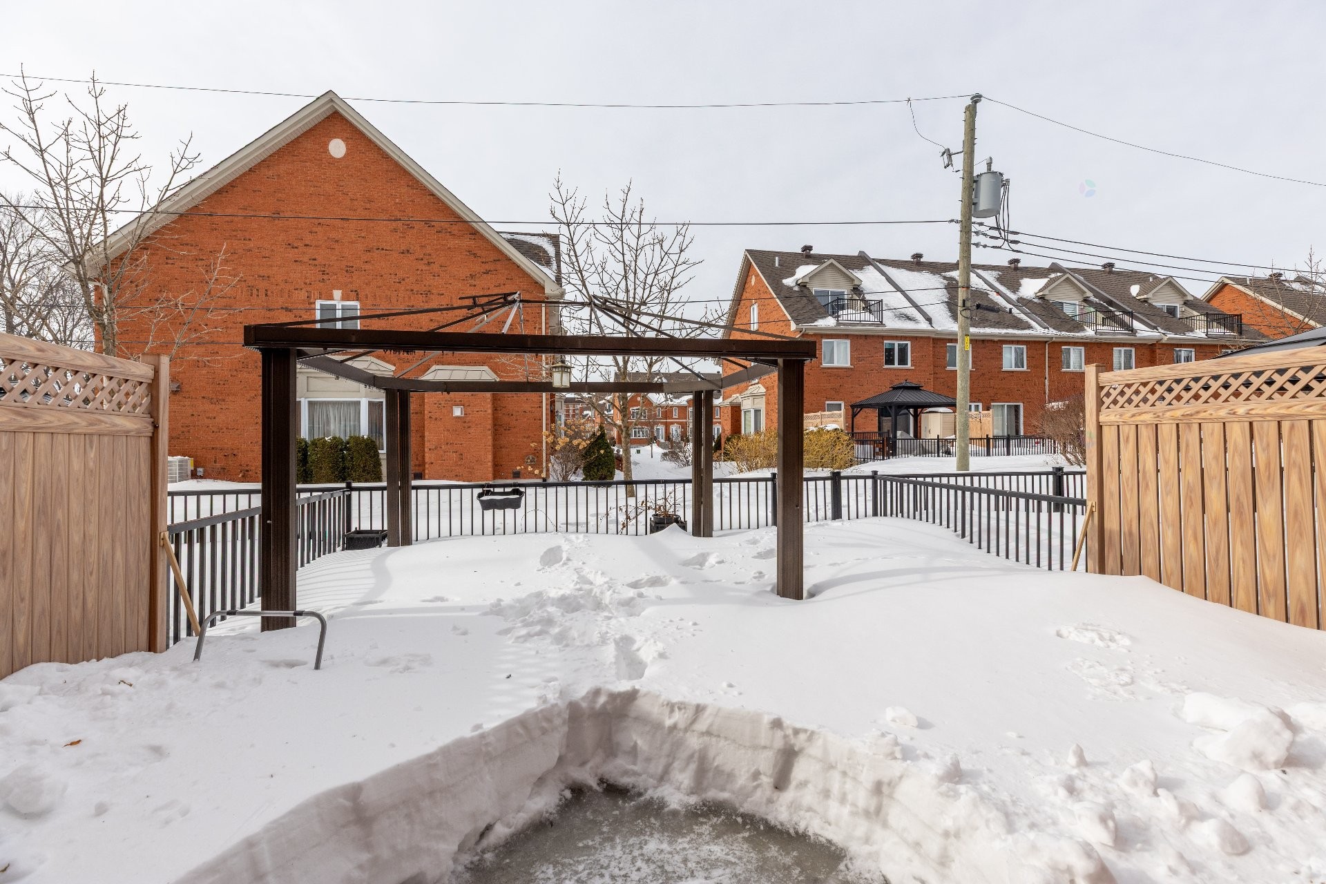 Garden - 136 Av. Alston, Pointe-Claire, QC - Outdoor