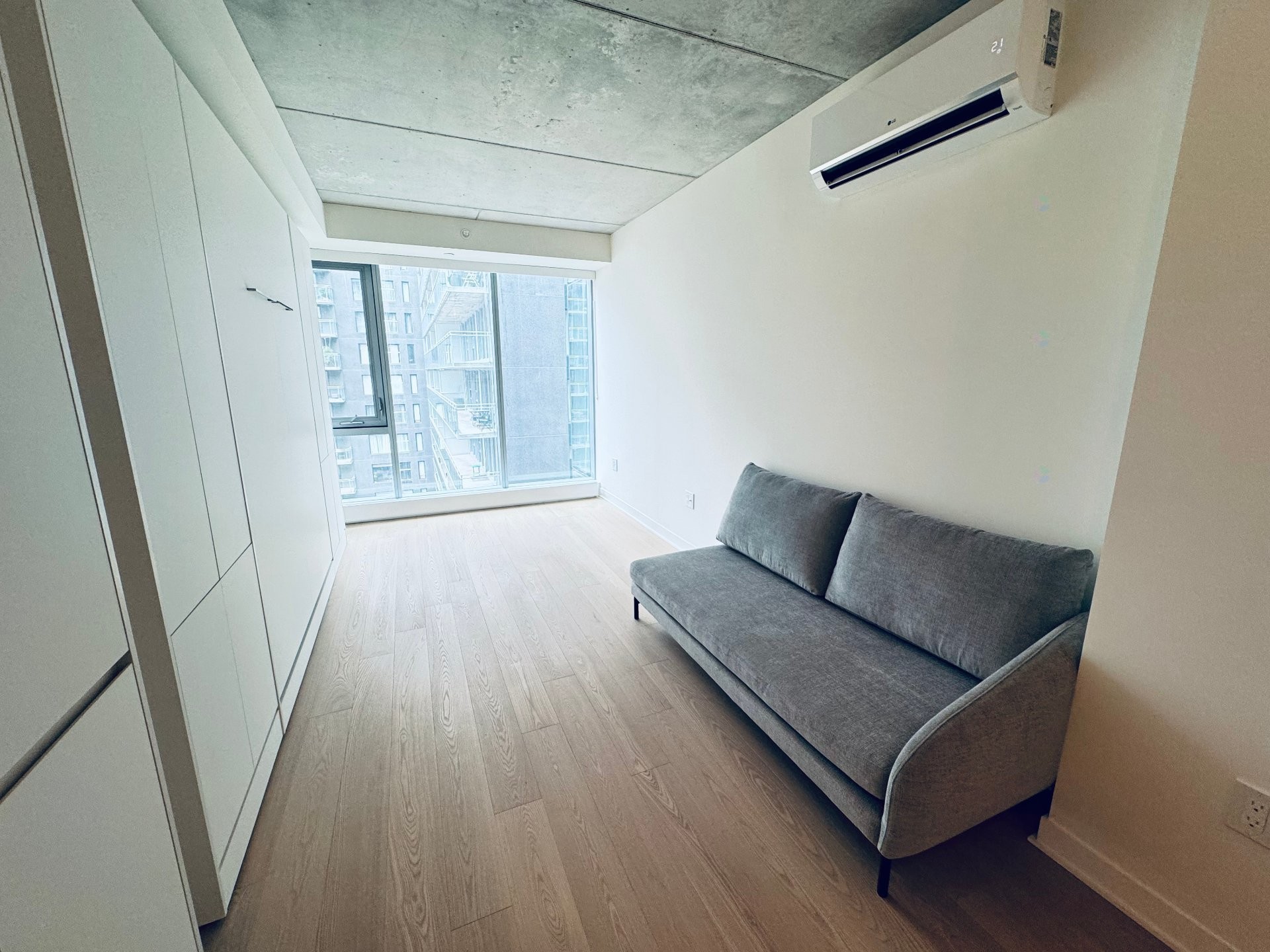 Salon - 810-360 Rue Mayor, Montréal (Ville-Marie), QC - Indoor Photo Showing Other Room