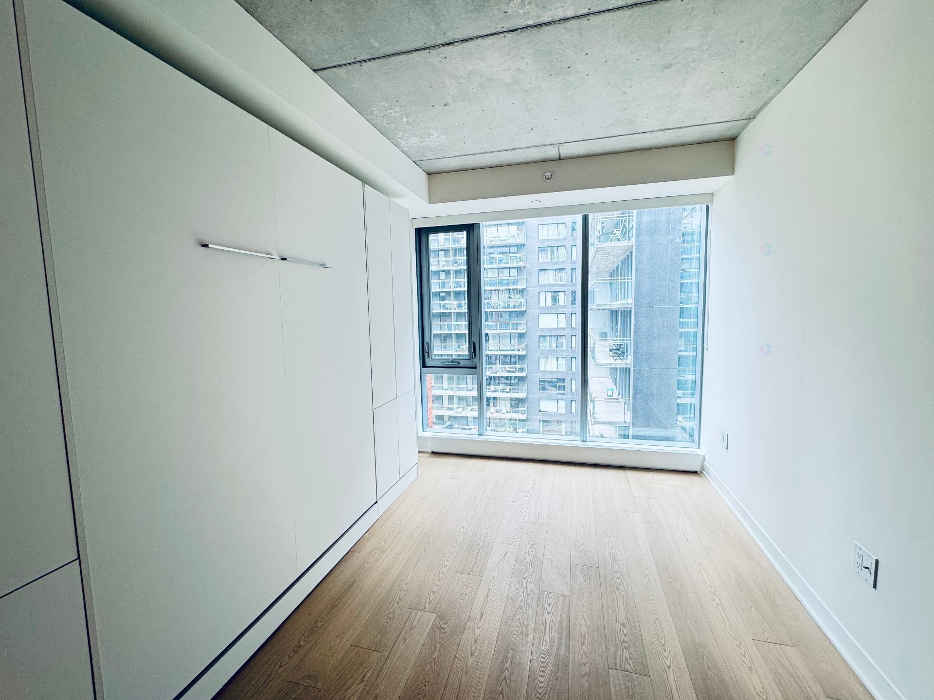 Salon - 810-360 Rue Mayor, Montréal (Ville-Marie), QC - Indoor Photo Showing Other Room