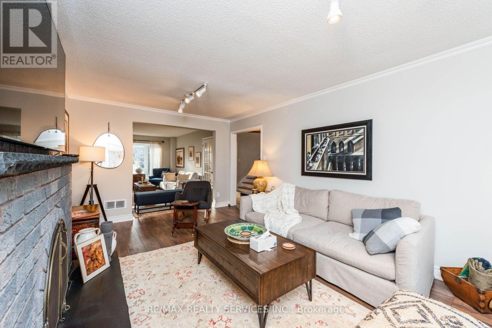 1928 Aldermead Road, Mississauga, ON - Indoor Photo Showing Living Room