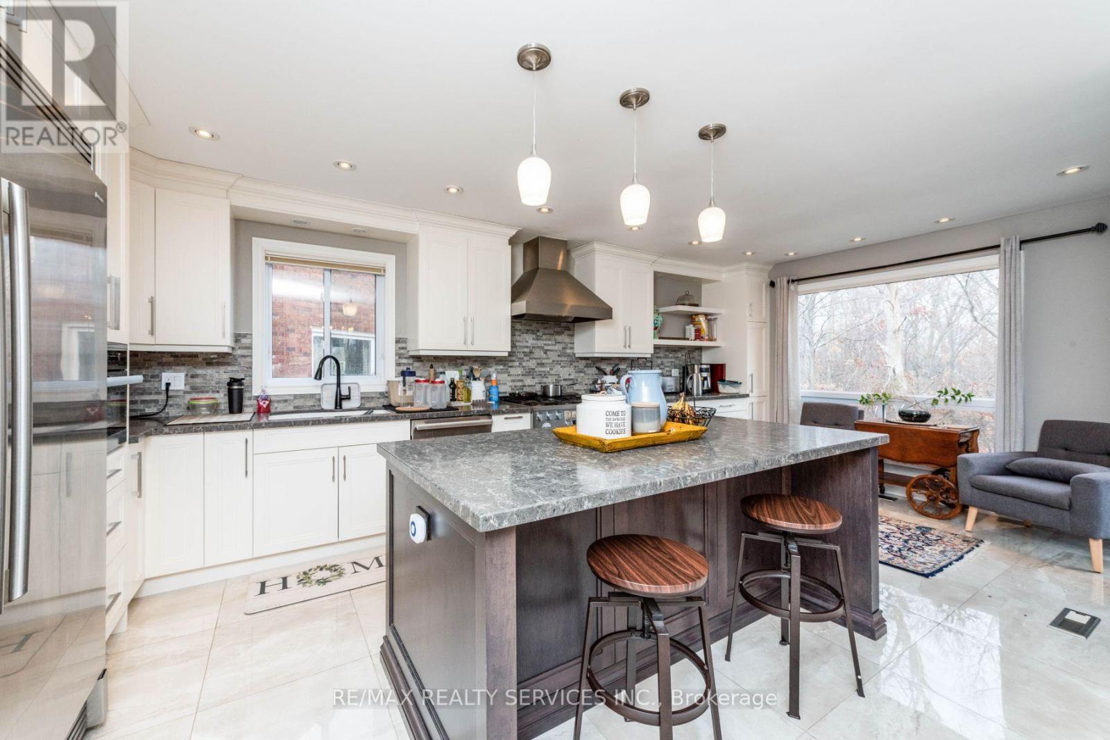 1928 Aldermead Road, Mississauga, ON - Indoor Photo Showing Kitchen With Upgraded Kitchen