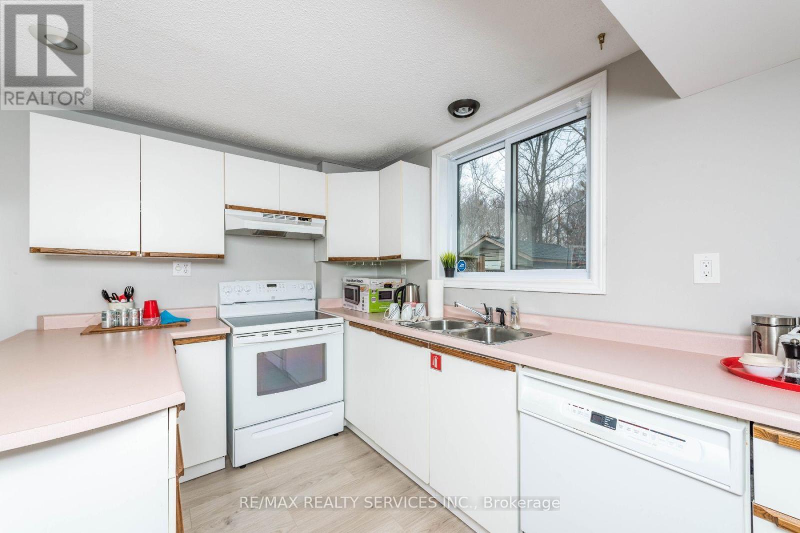 1928 Aldermead Road, Mississauga, ON - Indoor Photo Showing Kitchen With Double Sink