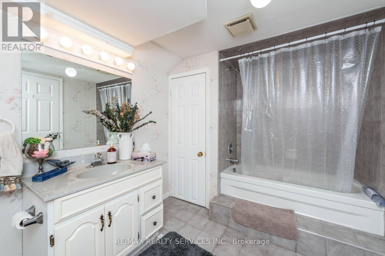 1928 Aldermead Road, Mississauga, ON - Indoor Photo Showing Bathroom