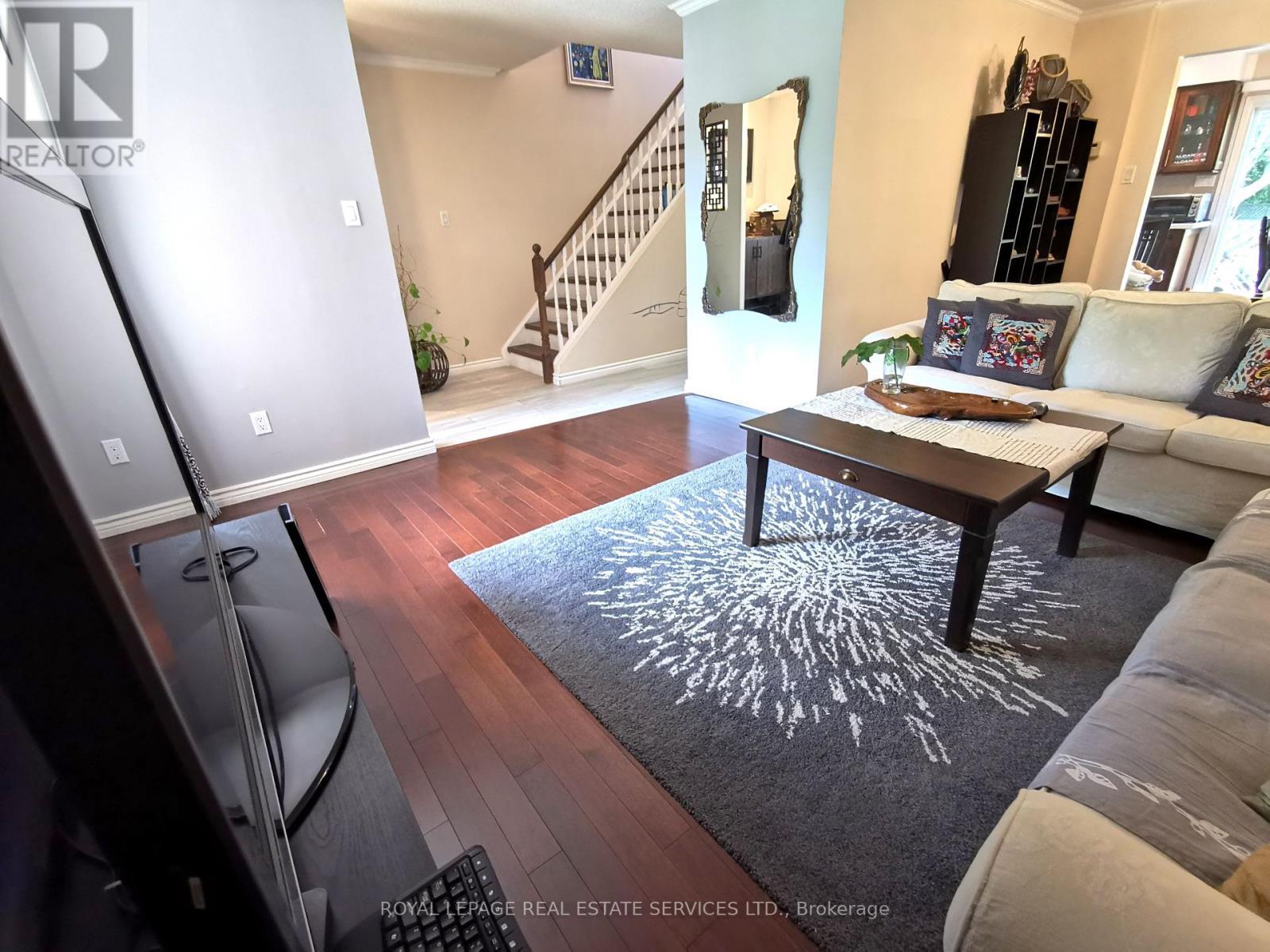 115 Clansman Trail, Mississauga, ON - Indoor Photo Showing Living Room