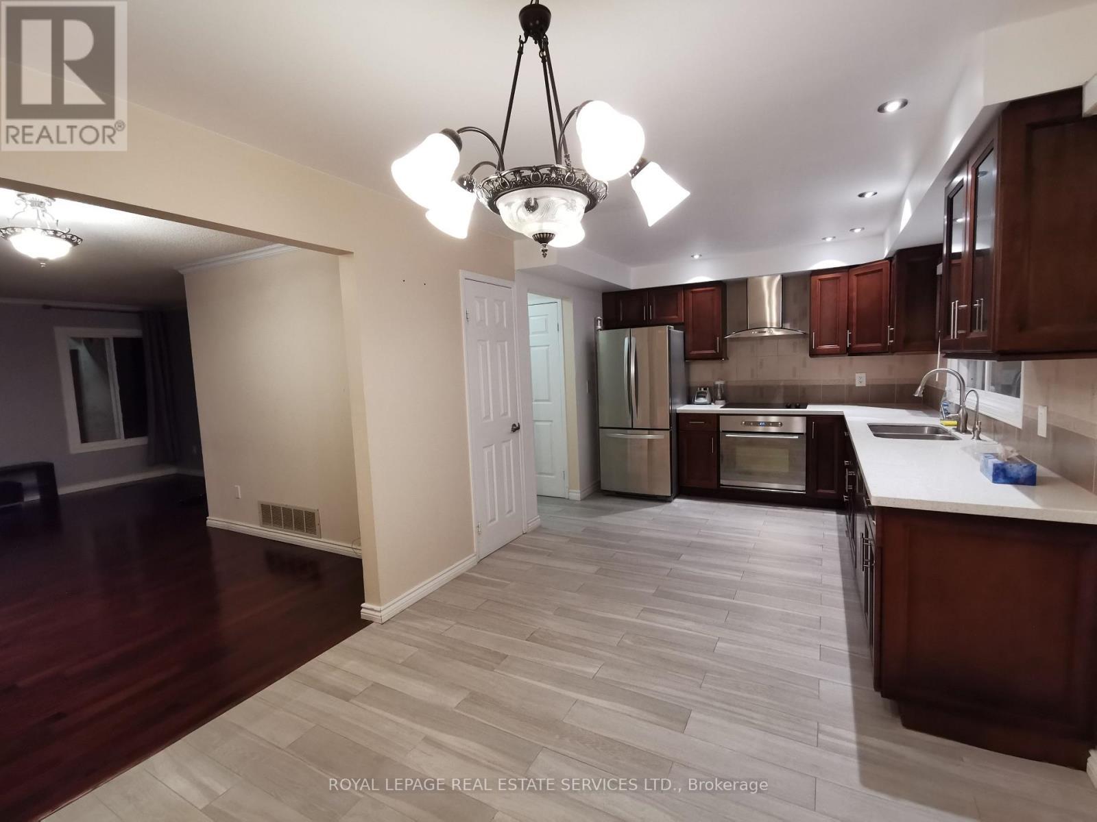 115 Clansman Trail, Mississauga, ON - Indoor Photo Showing Kitchen With Double Sink