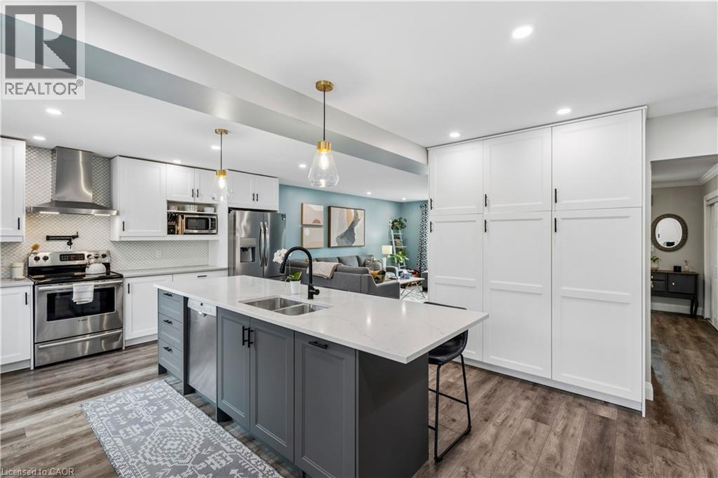 18 Marisa Court, Hamilton, ON - Indoor Photo Showing Kitchen With Double Sink With Upgraded Kitchen