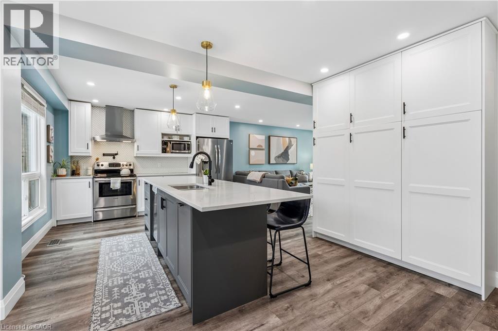 18 Marisa Court, Hamilton, ON - Indoor Photo Showing Kitchen With Upgraded Kitchen