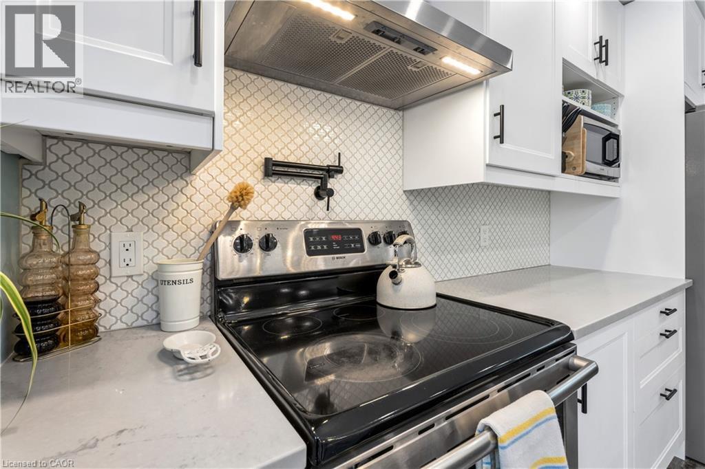 18 Marisa Court, Hamilton, ON - Indoor Photo Showing Kitchen