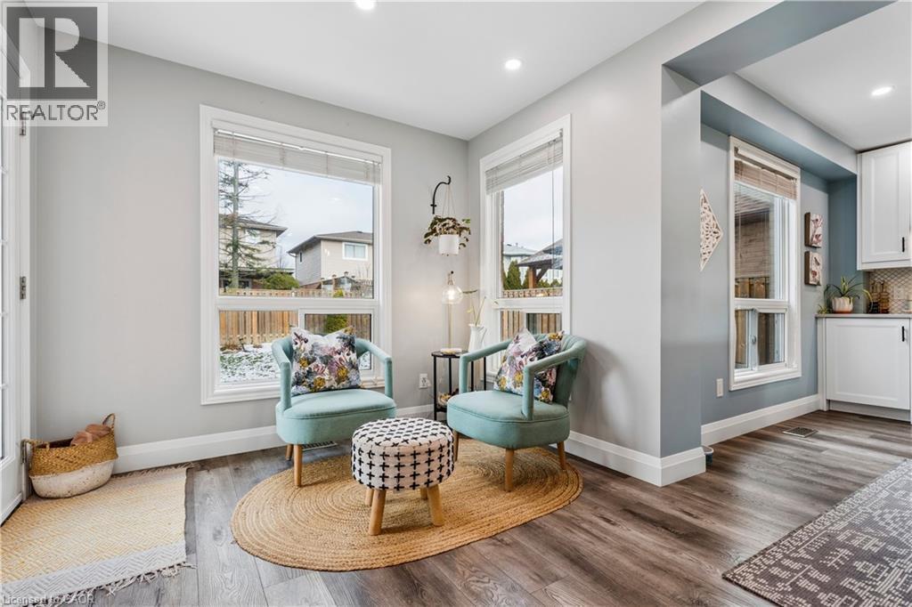 18 Marisa Court, Hamilton, ON - Indoor Photo Showing Living Room