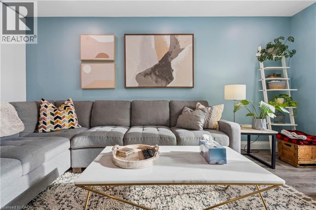 18 Marisa Court, Hamilton, ON - Indoor Photo Showing Living Room