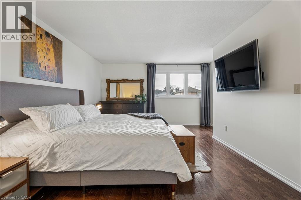 18 Marisa Court, Hamilton, ON - Indoor Photo Showing Bedroom