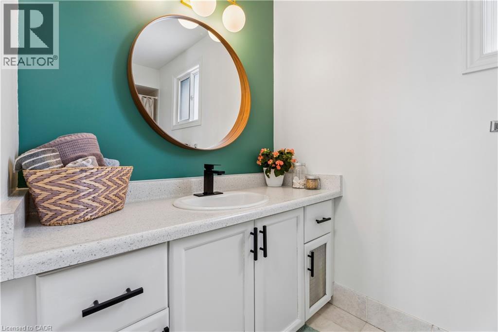 18 Marisa Court, Hamilton, ON - Indoor Photo Showing Bathroom