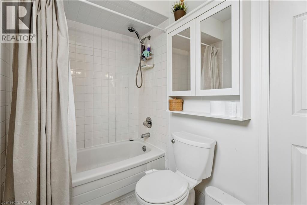 18 Marisa Court, Hamilton, ON - Indoor Photo Showing Bathroom