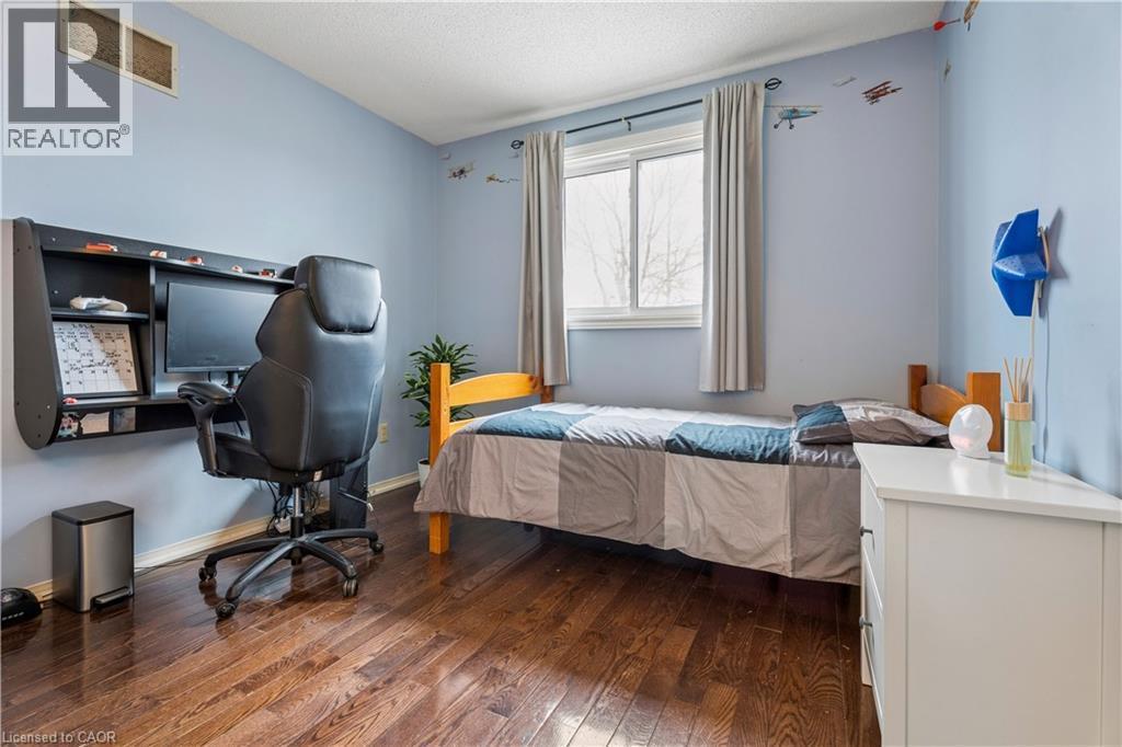 18 Marisa Court, Hamilton, ON - Indoor Photo Showing Bedroom