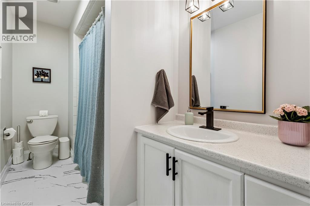18 Marisa Court, Hamilton, ON - Indoor Photo Showing Bathroom