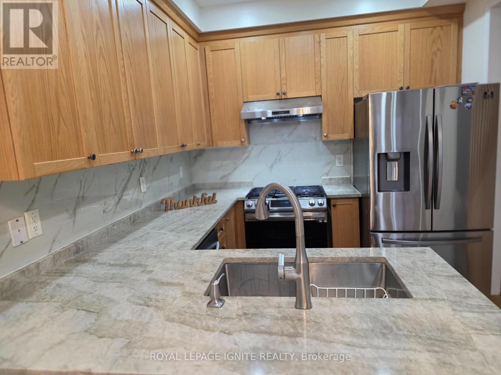 5183 Angel Stone Drive, Mississauga, ON - Indoor Photo Showing Kitchen With Double Sink