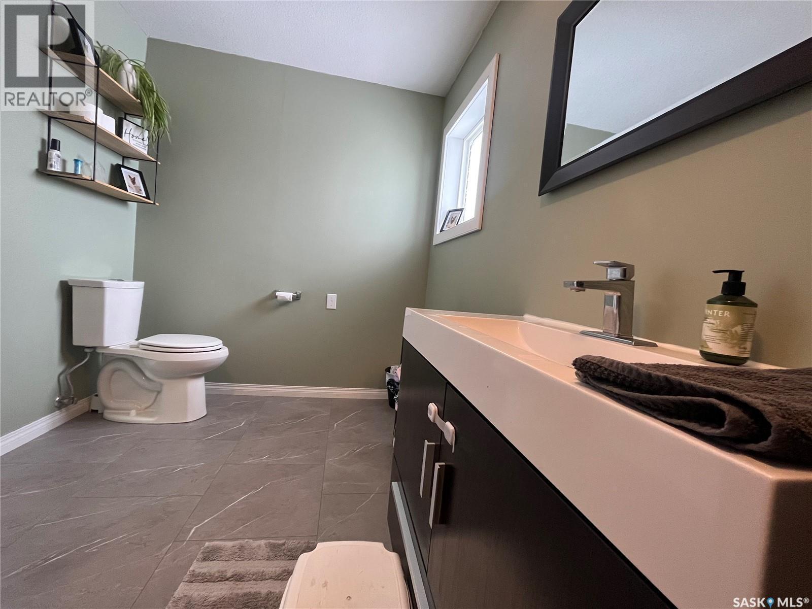 619 Smith Dorrien Avenue, Esterhazy, SK - Indoor Photo Showing Bathroom