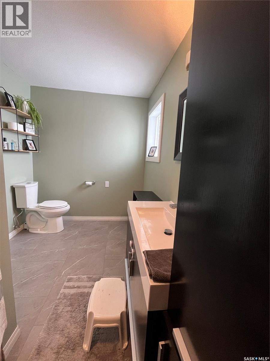 619 Smith Dorrien Avenue, Esterhazy, SK - Indoor Photo Showing Bathroom