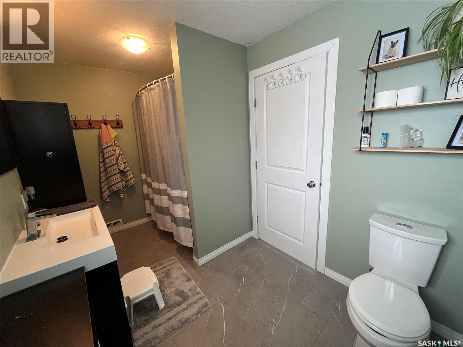 619 Smith Dorrien Avenue, Esterhazy, SK - Indoor Photo Showing Bathroom