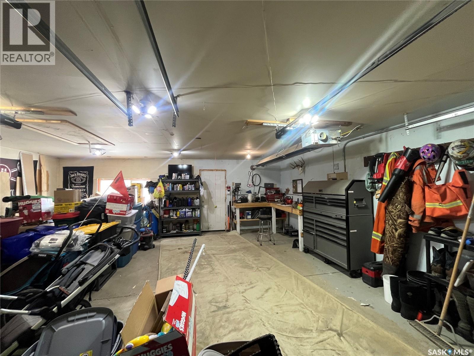 619 Smith Dorrien Avenue, Esterhazy, SK - Indoor Photo Showing Garage