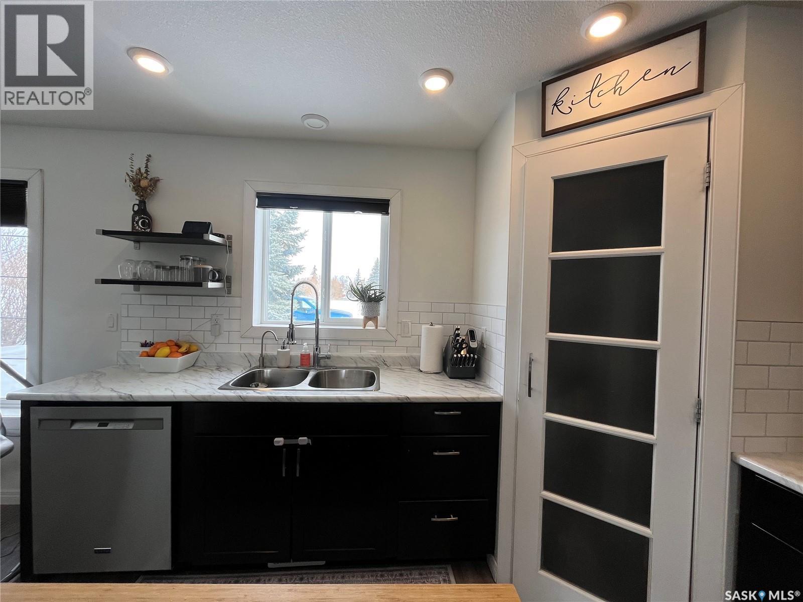 619 Smith Dorrien Avenue, Esterhazy, SK - Indoor Photo Showing Kitchen With Double Sink