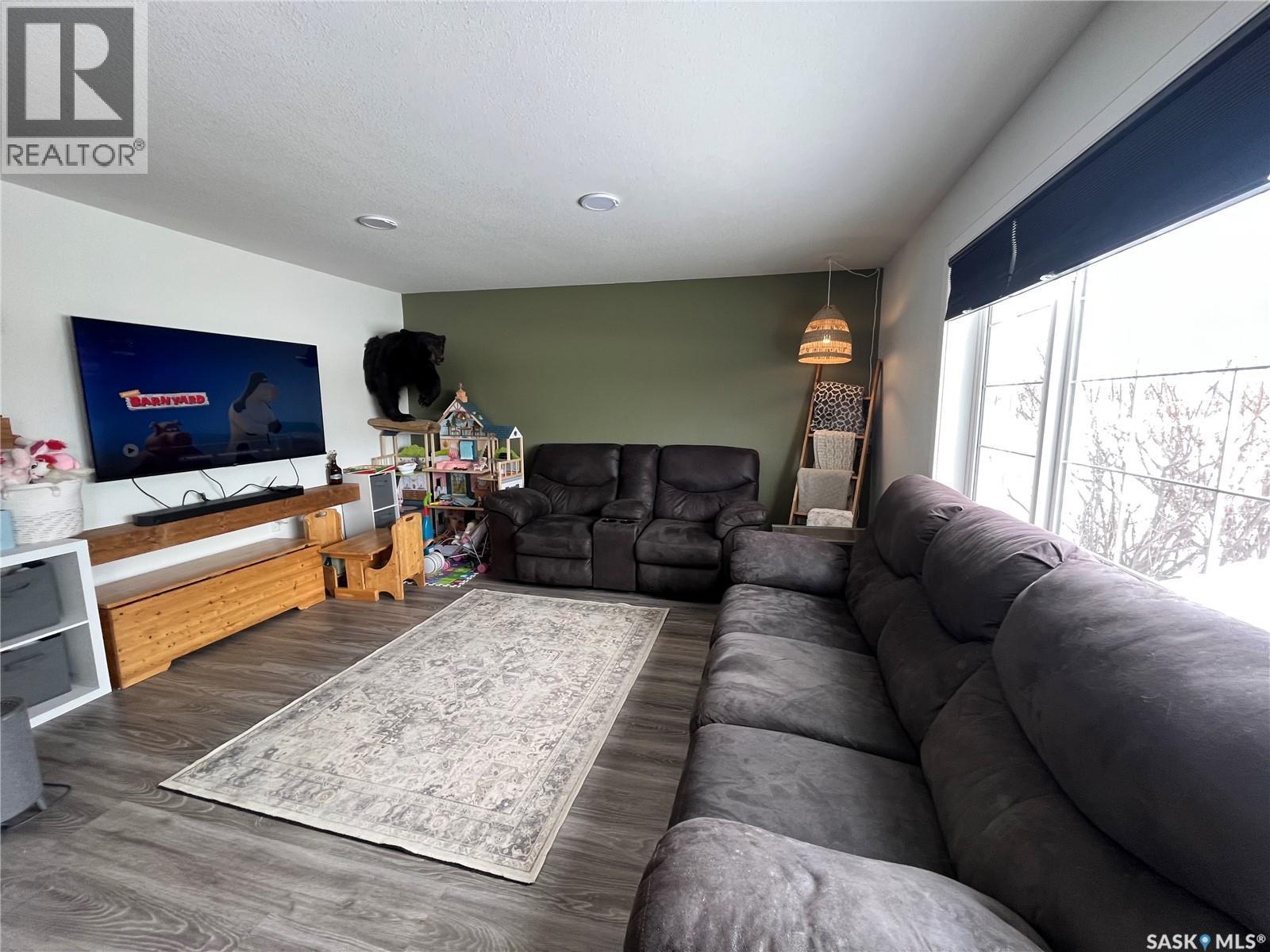 619 Smith Dorrien Avenue, Esterhazy, SK - Indoor Photo Showing Living Room