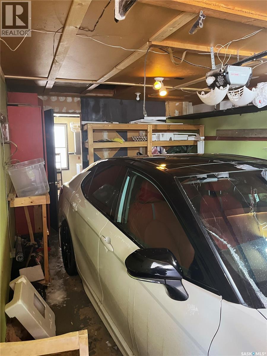 453 Vancouver Avenue S, Saskatoon, SK - Indoor Photo Showing Garage