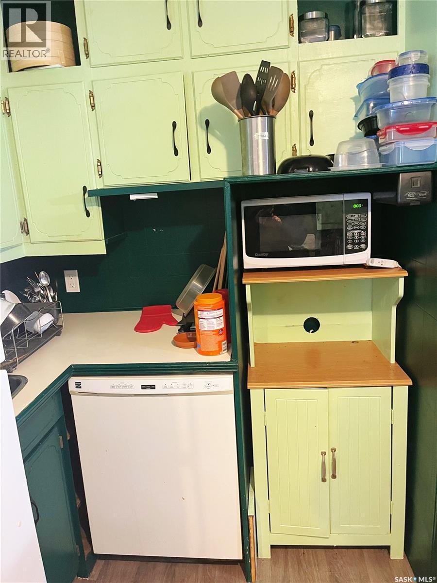 453 Vancouver Avenue S, Saskatoon, SK - Indoor Photo Showing Kitchen