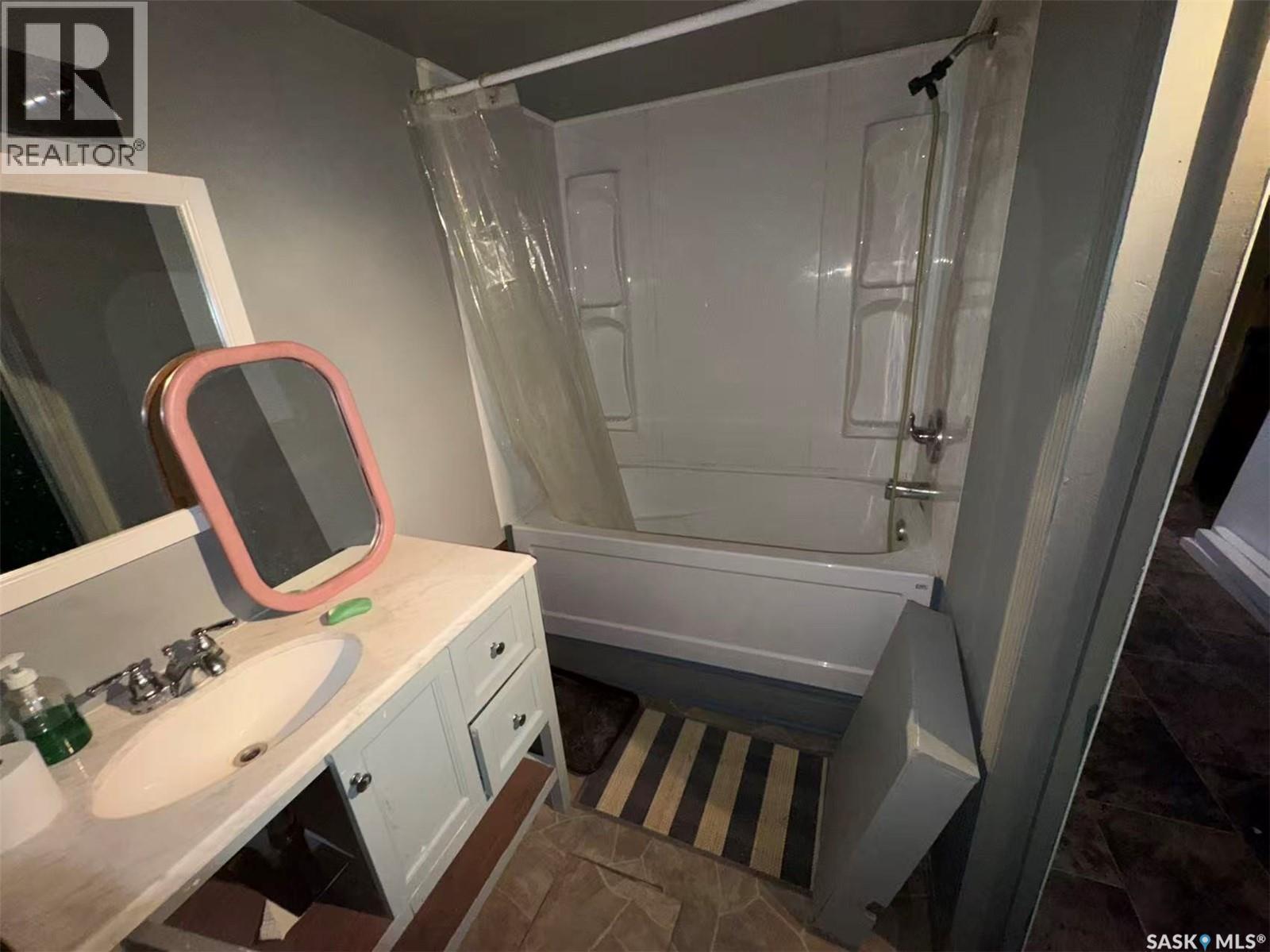453 Vancouver Avenue S, Saskatoon, SK - Indoor Photo Showing Bathroom