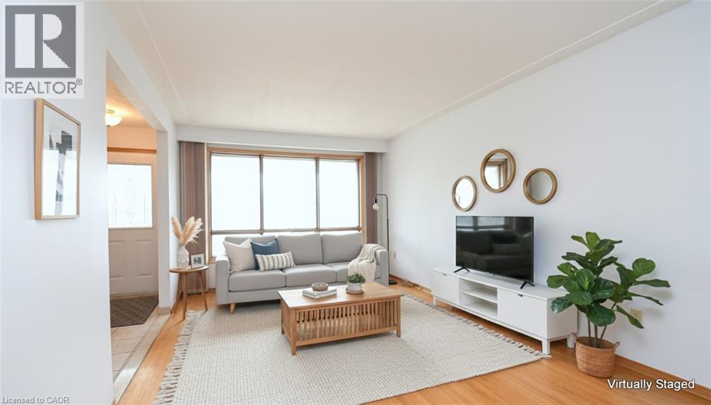 36 Glassco Avenue N, Hamilton, ON - Indoor Photo Showing Living Room