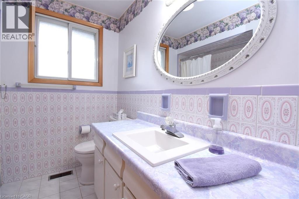 36 Glassco Avenue N, Hamilton, ON - Indoor Photo Showing Bathroom
