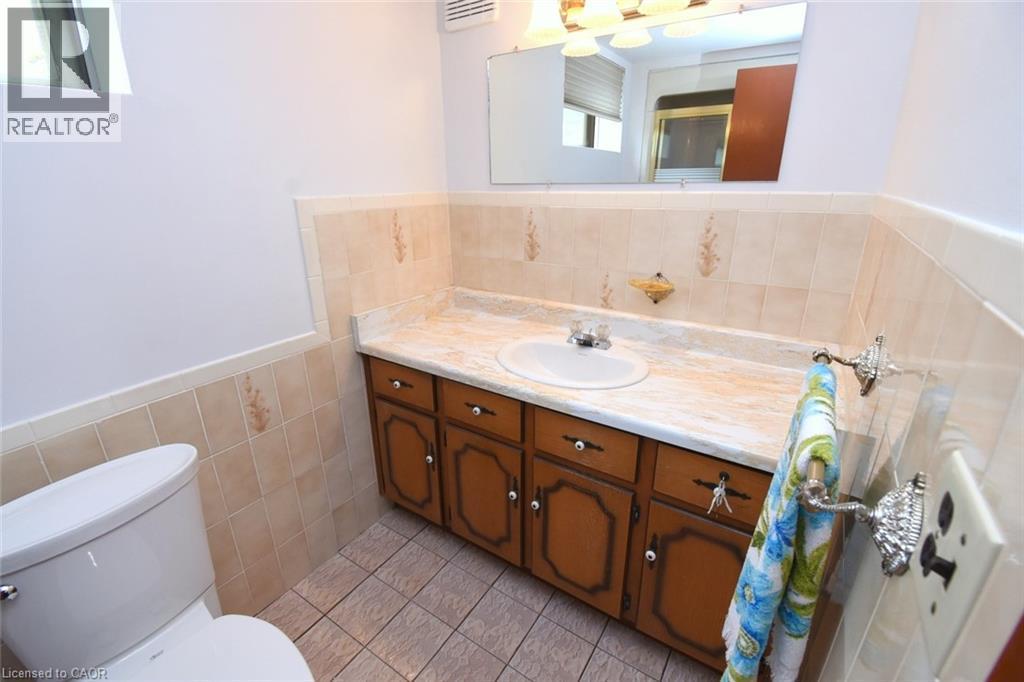 36 Glassco Avenue N, Hamilton, ON - Indoor Photo Showing Bathroom