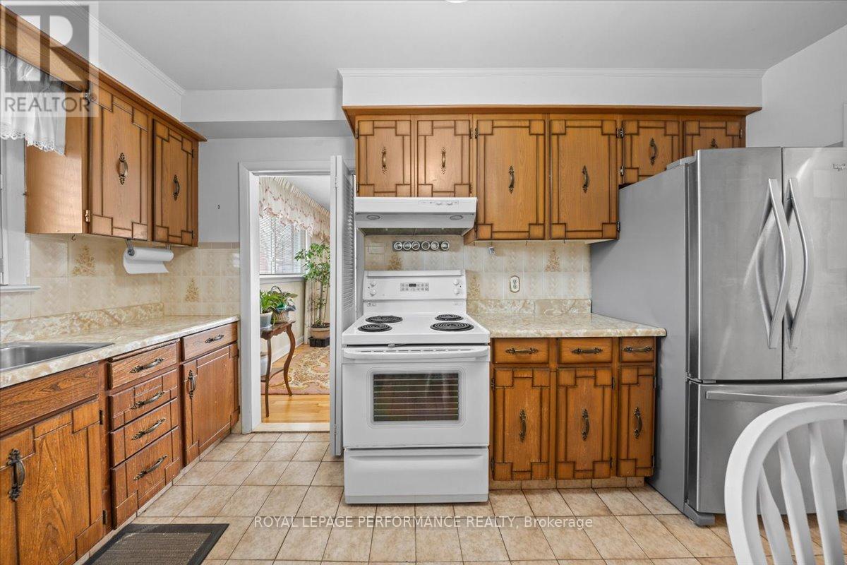1075 Secord Avenue, Ottawa, ON - Indoor Photo Showing Kitchen