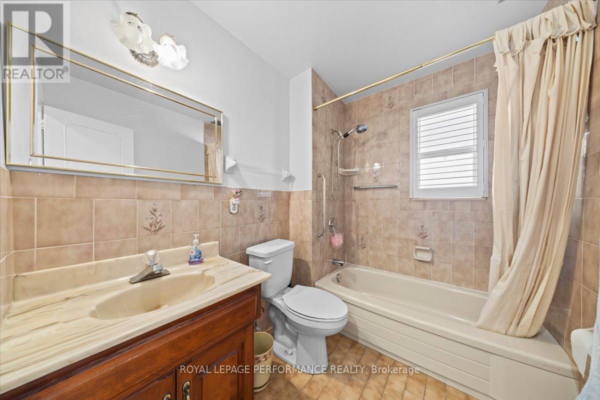 1075 Secord Avenue, Ottawa, ON - Indoor Photo Showing Bathroom