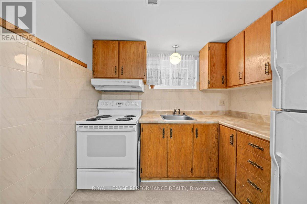 1075 Secord Avenue, Ottawa, ON - Indoor Photo Showing Kitchen