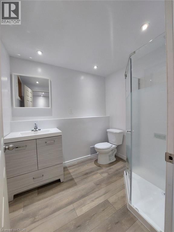 610 Stone Church Road W, Hamilton, ON - Indoor Photo Showing Bathroom