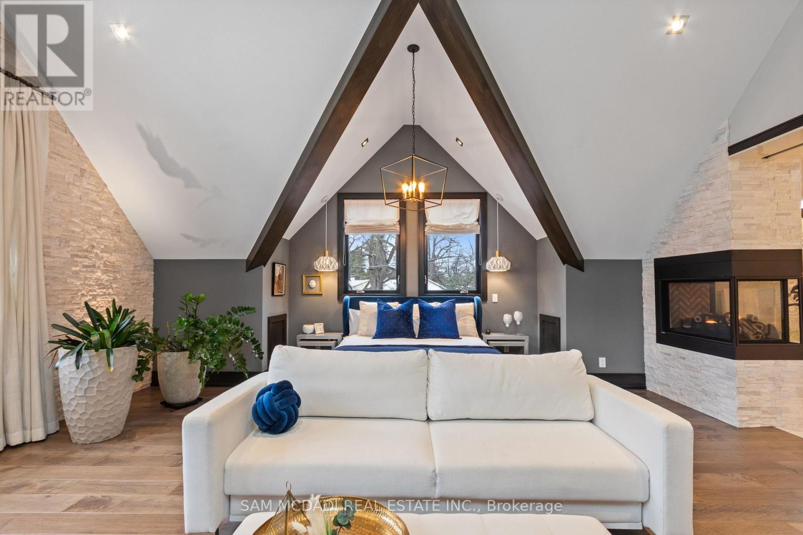 1031 Welwyn Drive, Mississauga, ON - Indoor With Fireplace