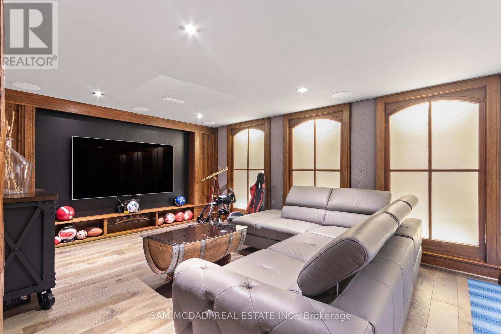 1031 Welwyn Drive, Mississauga, ON - Indoor Photo Showing Living Room
