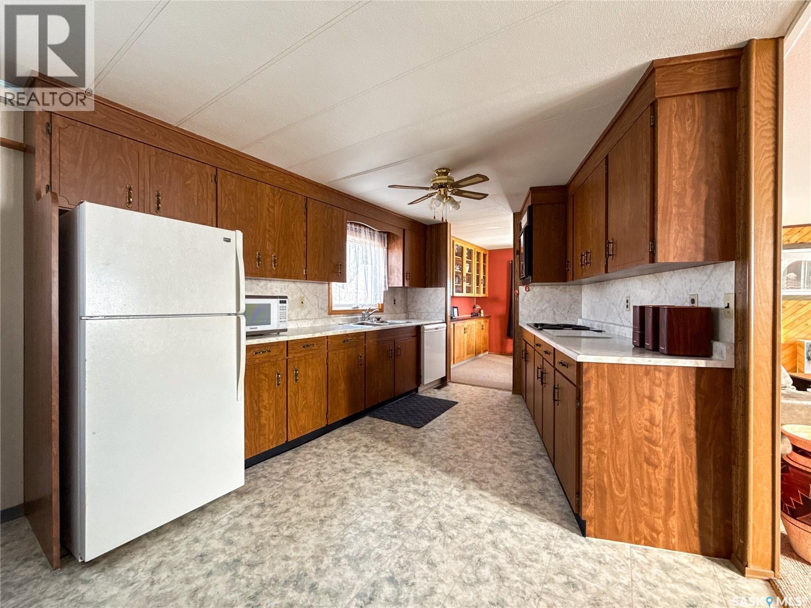 201 - 203 4Th Avenue, Climax, SK - Indoor Photo Showing Kitchen