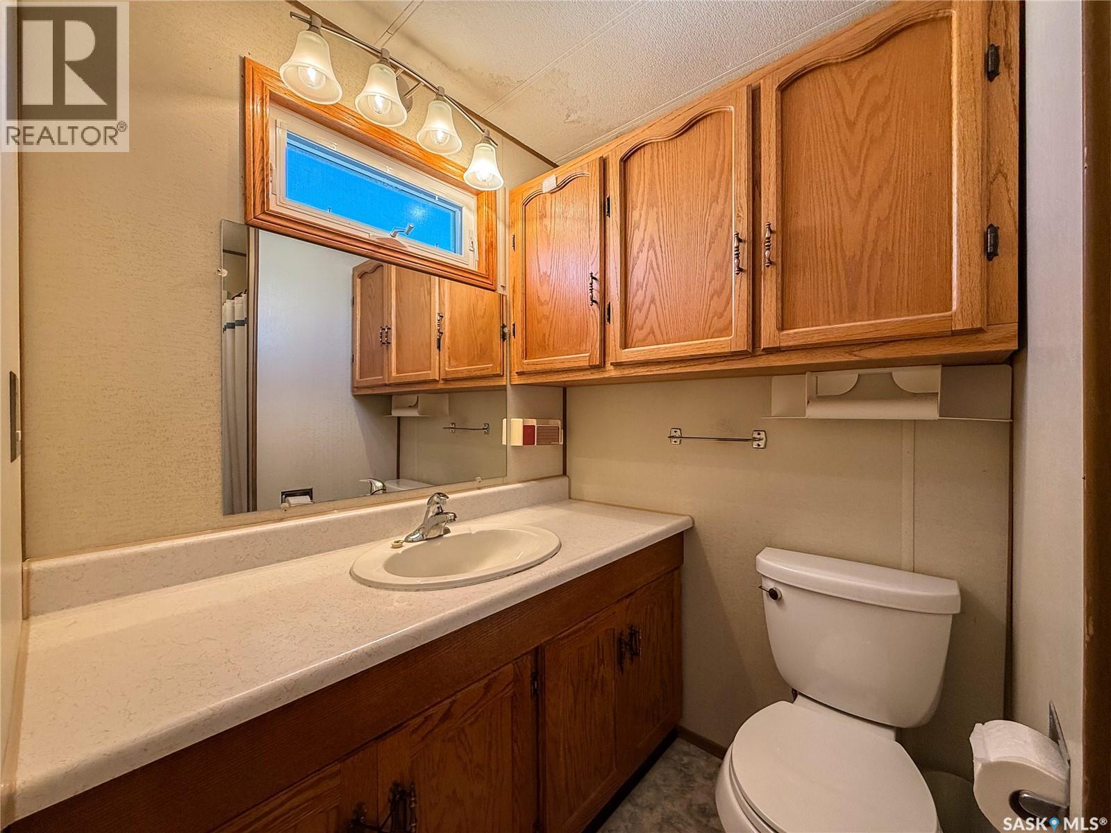 201 - 203 4Th Avenue, Climax, SK - Indoor Photo Showing Bathroom